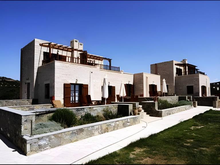 Serviced apartment with terrace, yard & pool | Pets are welcome in Sitia
