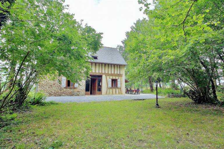 Gite with patio, barbeque & garden | Pets allowed in Tarbes