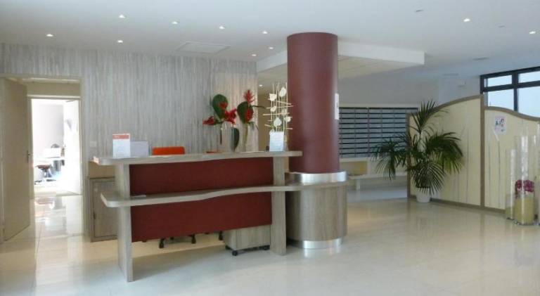 Serviced apartment with yard & terrace — photo 4