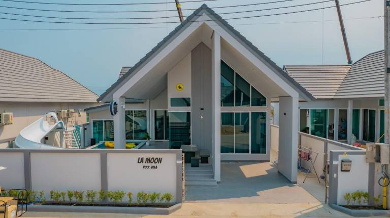 House with pool & barbecue in Phetchaburi