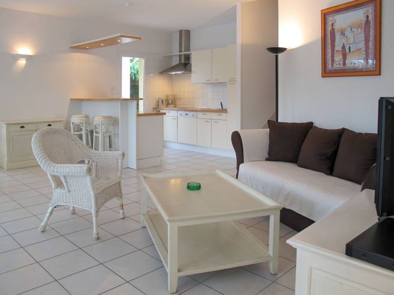 Fully equipped wonderful house with BBQ, patio & private pool | Pets allowed — photo 3