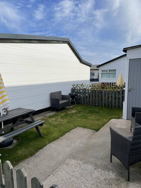 Chalet with yard — photo 5