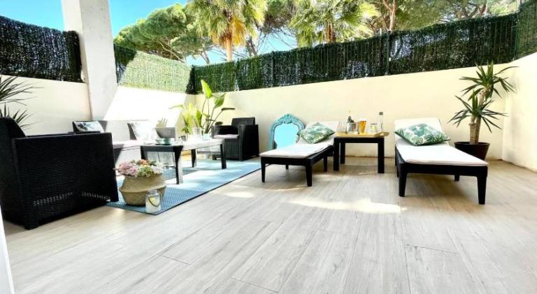 Pleasant serviced apartment with patio & garden | Good for workation | Pets allowed in Castelldefels