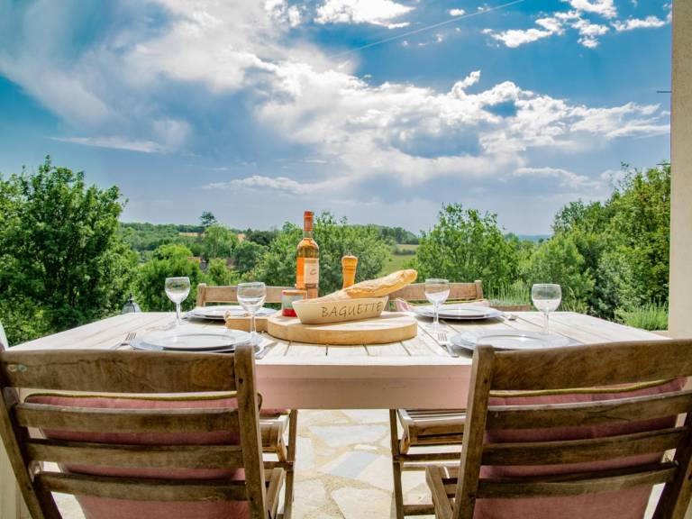 Vacation home with patio | Pet-friendly — photo 2