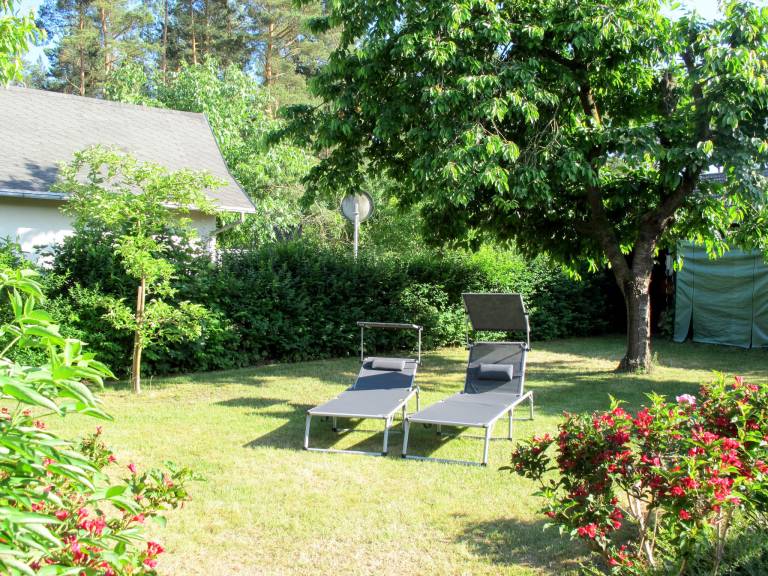 Holiday apartment with garden, barbecue & patio — photo 5