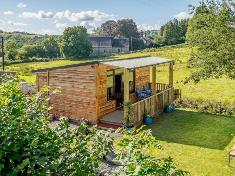 Pleasant lodge with BBQ & yard | Water view | Pets are welcome — photo 5