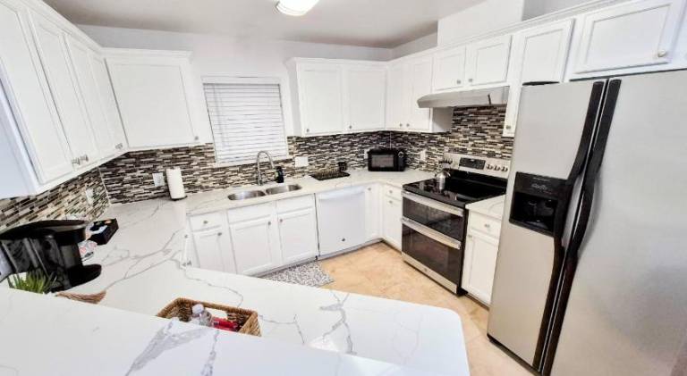 House with jacuzzi & patio — photo 2