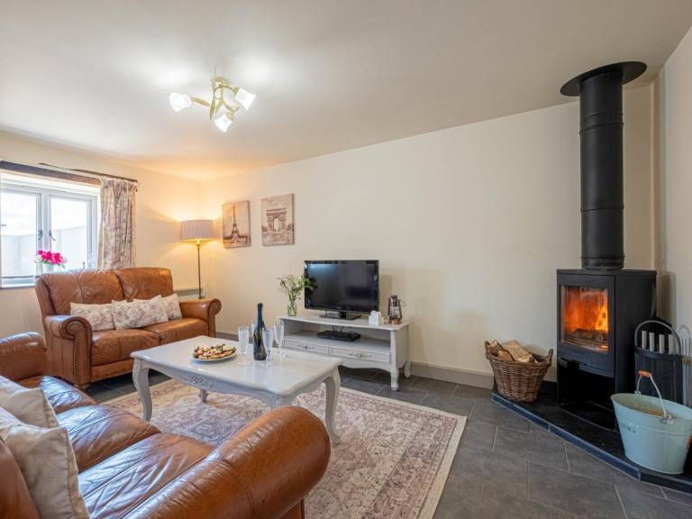 Cottage with jacuzzi & yard in Tintagel