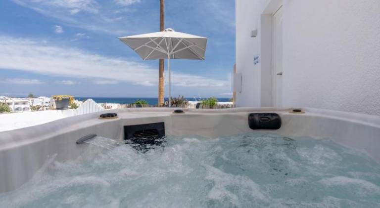 Rental apartment with jacuzzi in Santorini