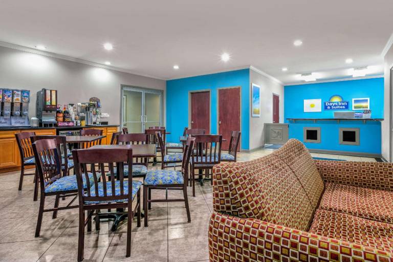 Days Inn & Suites by Wyndham Cabot — photo 4
