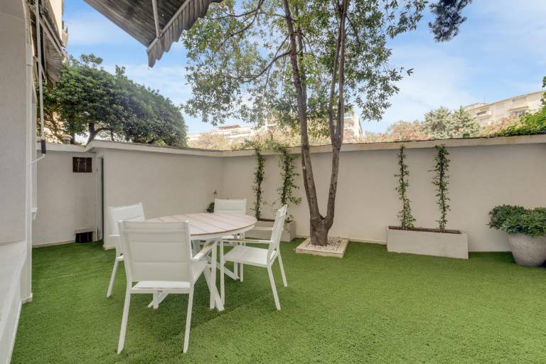 Beautiful apartment with patio & yard | Next to the beach | Good for workation | Pets are welcome in Cannes