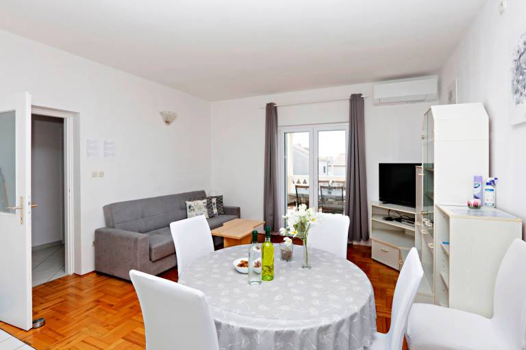 Fully equipped charming rental apartment with terrace & grill | Next to the beach | Pets allowed — photo 4