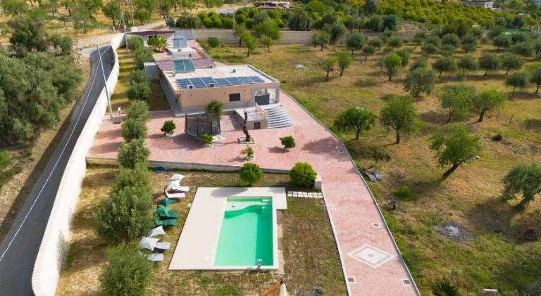 Villa with yard, grill & private pool in Avola