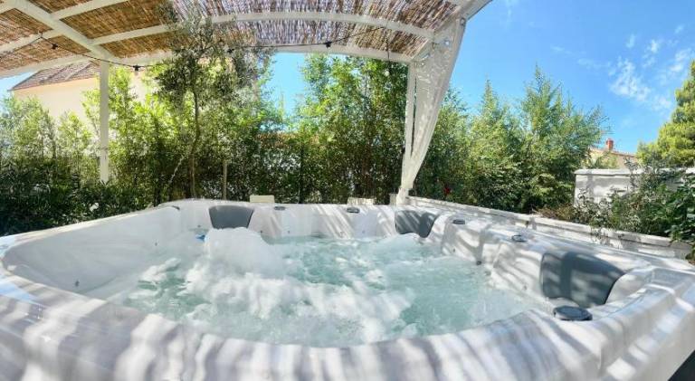 Apartment with pool & hot tub — photo 3