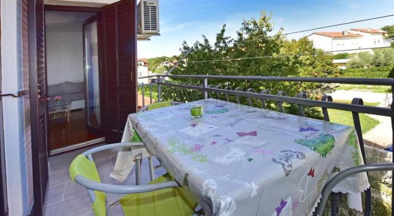 Rental apartment with patio, private pool & garden — photo 4