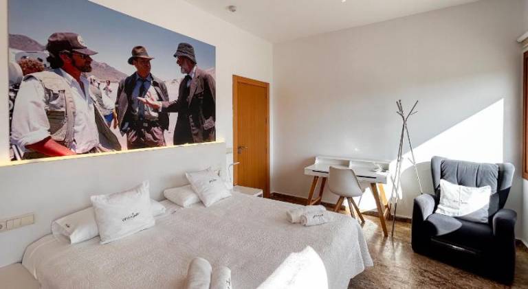 Serviced apartment with terrace, garden & pool — photo 2