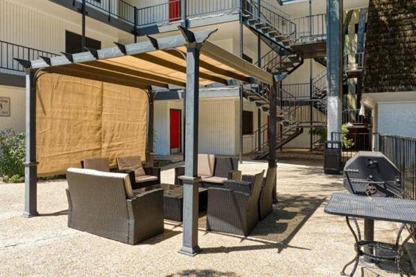 Your 2B Getaway - Steps 2 Dtwn - Sleeps 6 - Pool and Prkg — photo 5