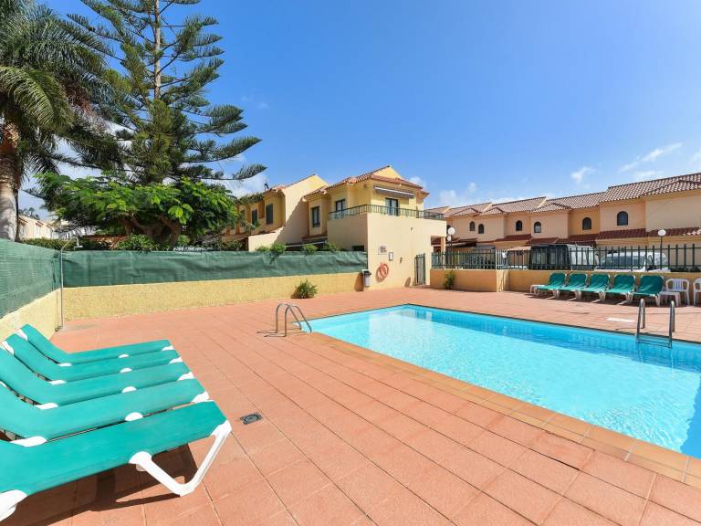 Holiday apartment with yard, BBQ & patio — photo 2