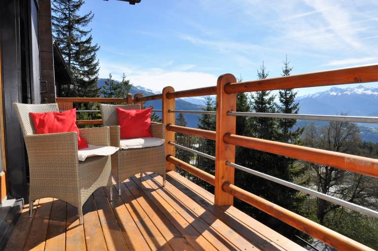 Family-oriented beautiful chalet with barbeque, heated pool & patio | Panoramic view | Pets allowed — photo 5