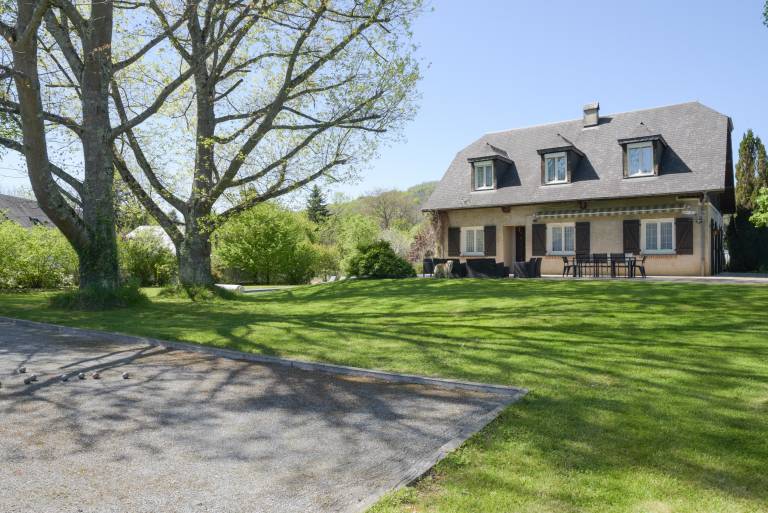 Family-oriented charming vacation home with sauna, garden & grill | Garden view | Pets are welcome in Tarbes