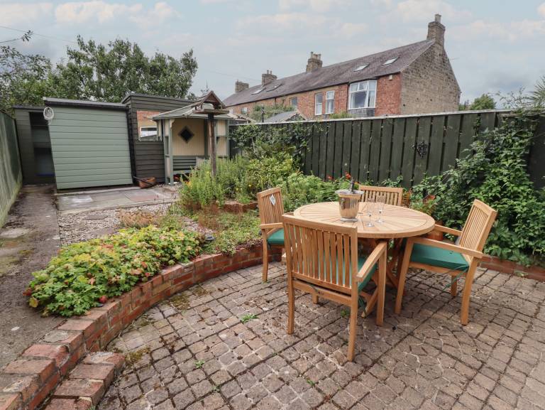 Cottage with garden — photo 5
