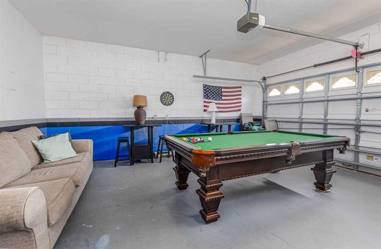 House with pool — photo 4