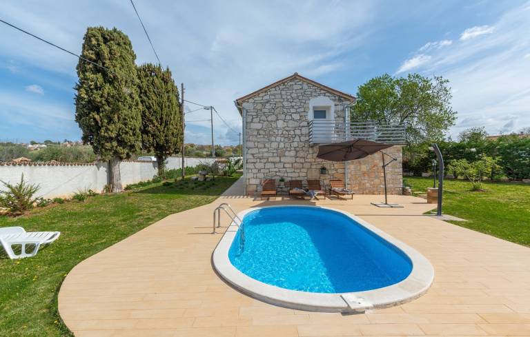 Villa with garden, terrace & private pool — photo 2