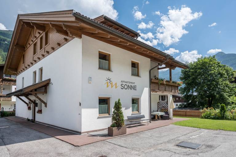 Apartment with fast internet & yard | Garden view in Valle Aurina