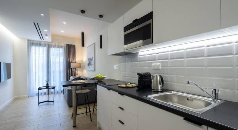 Wonderful serviced apartment with patio | Pets allowed — photo 2