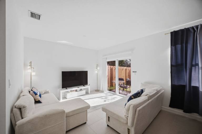 Children-friendly ample rental apartment with patio & yard | Pets allowed — photo 2