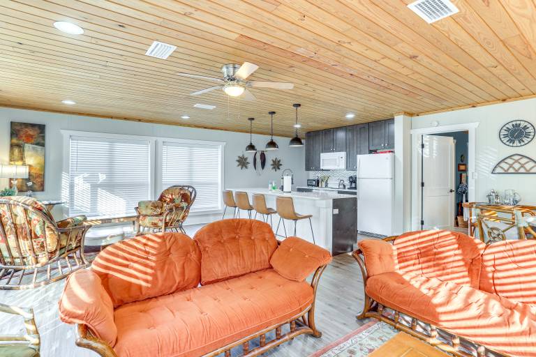 8 Mi to Ozark Folk Center: Home w/ Hot Tub & Deck — photo 4
