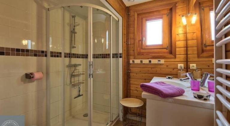 Fully equipped pleasant chalet with yard, terrace & jacuzzi | Pets allowed — photo 2