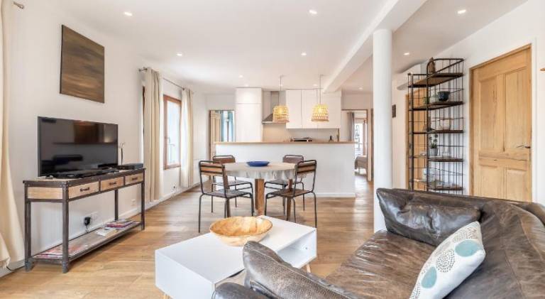 Holiday apartment with 2 rooms for 5 persons in L'Isle-sur-la-Sorgue