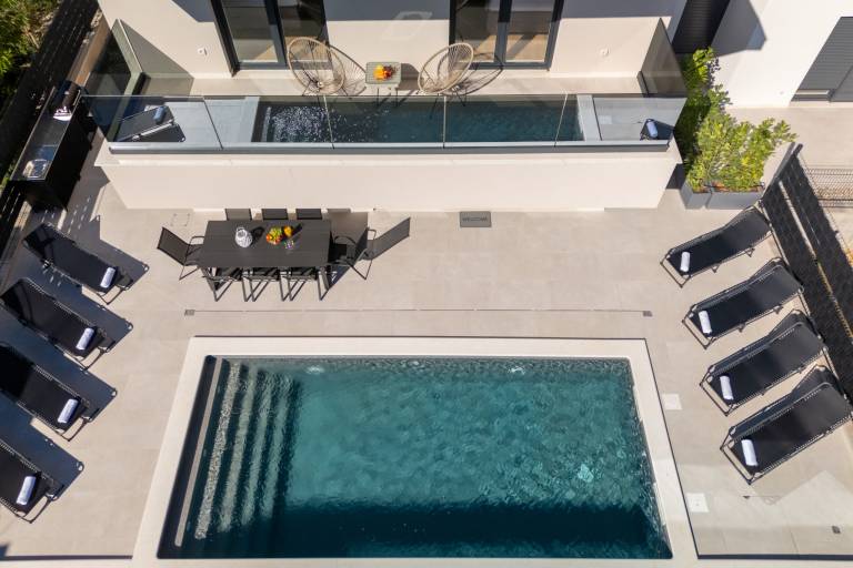 Fully equipped pleasant villa with private pool, patio & yard | Pets allowed — photo 5