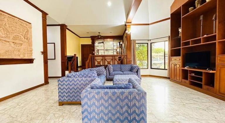 Villa with pool — photo 4