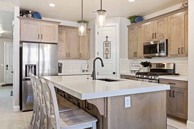 Fully equipped vacation home with hot tub, BBQ & pool | Pet-friendly — photo 3