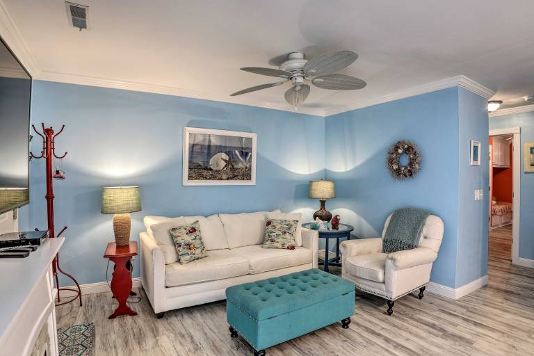 Breezy Murrells Inlet Condo w/ Deck: Walk to Beach in Garden City, SC