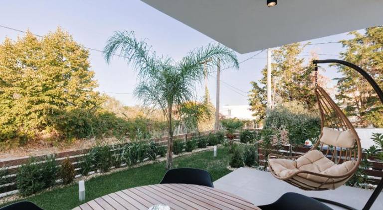 House with yard & pool — photo 5