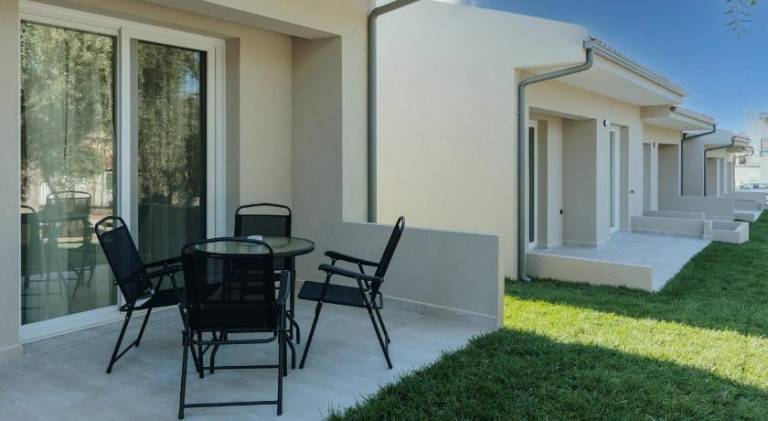 Apartment with yard & patio | Beach nearby | Dogs allowed — photo 3