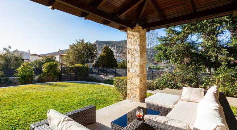 Villa with BBQ, patio & garden in Marathon