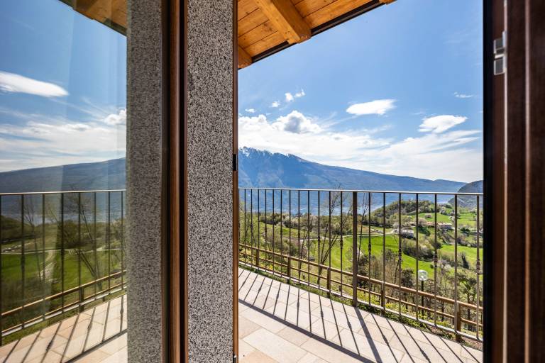 Apartment Bocca Nevese Pino with Lake View, Garden & Wi-Fi in Tremosine