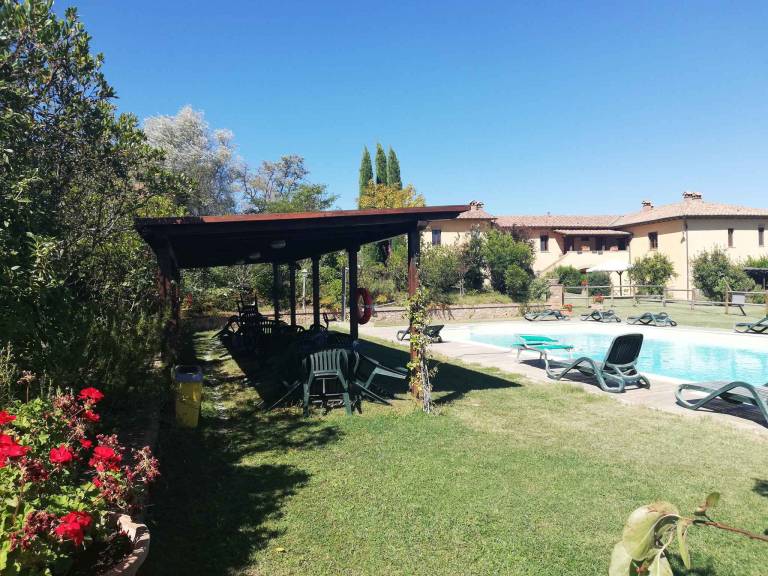 Rental apartment with pool, garden & barbeque — photo 2