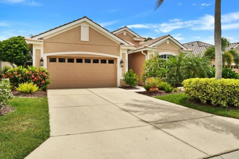 Vacation home with barbecue, private pool & patio — photo 4