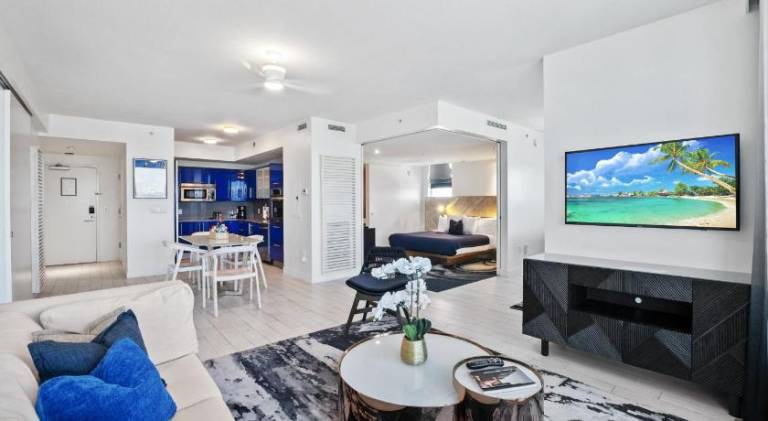 Apartment with pool & hot tub in Fort Lauderdale, FL