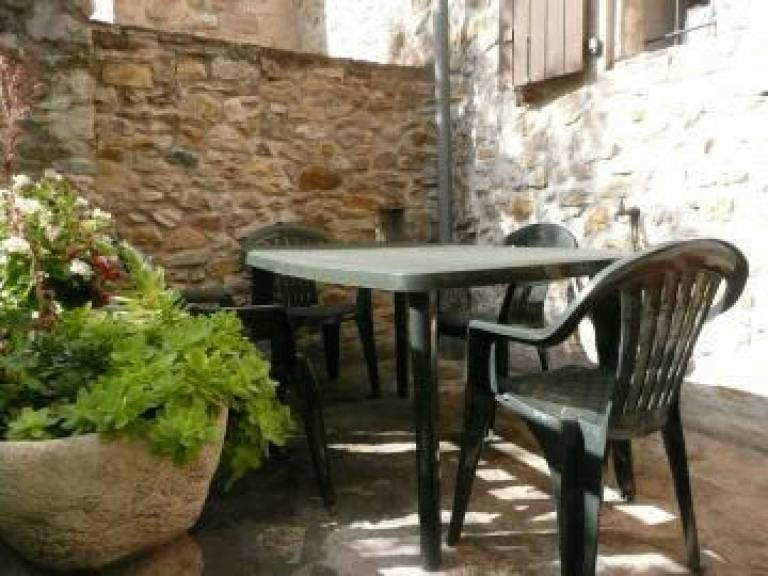 Gite with barbecue, patio & yard — photo 3