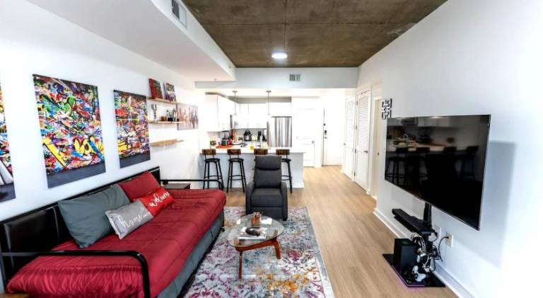 Fully equipped pleasant rental apartment with pool, BBQ & garden | Next to Bank of America Plaza | Perfect for remote work | Pets are welcome — photo 2