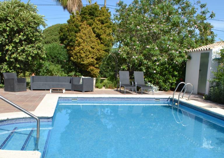 Fully equipped ample house with BBQ, private pool & patio | Garden view | Pet-friendly — photo 3