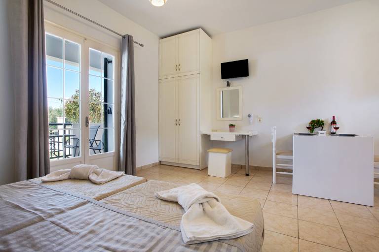 Apartment with fast internet & garden | Garden view — photo 4