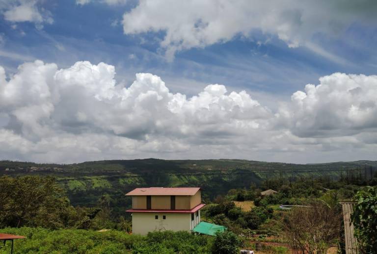 Beautiful villa Overlooking Strawberry Field in Jaoli