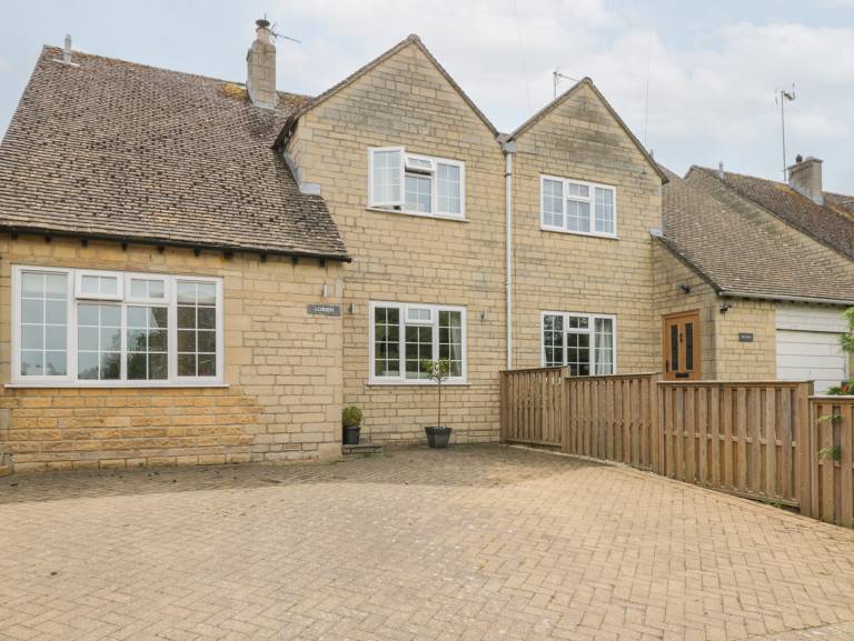 Cottage with garden — photo 2